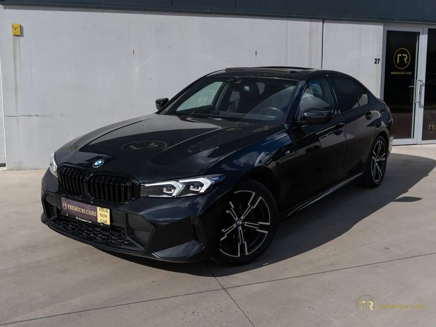 BMW 318 I l M-Sport l Sunroof l PDC l Carplay l Full Black