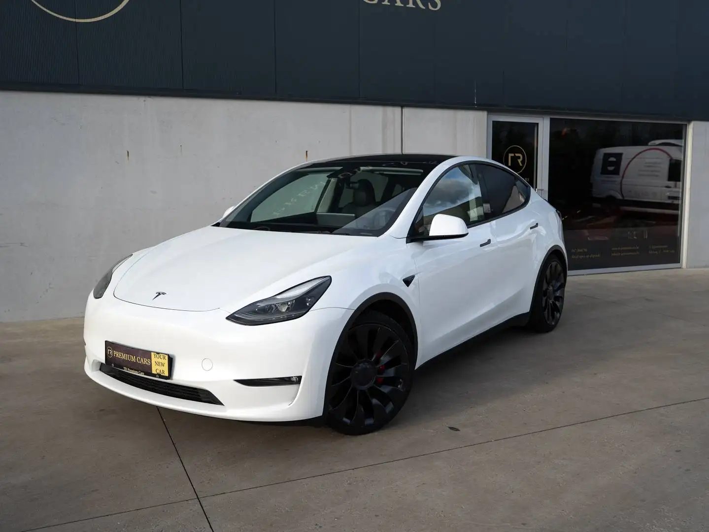 Tesla Model Y 72.5 kWh l Long Range l Performance l 377 kW l Towhook