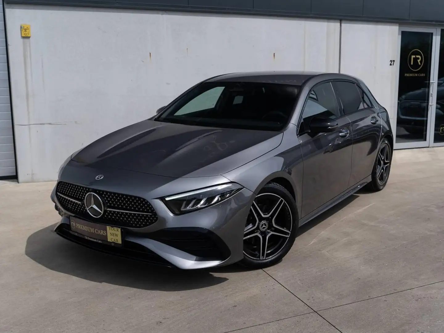 Mercedes-Benz A 180 AMG Line l Night l Carplay l Heated S. l Ambiance l Keyless