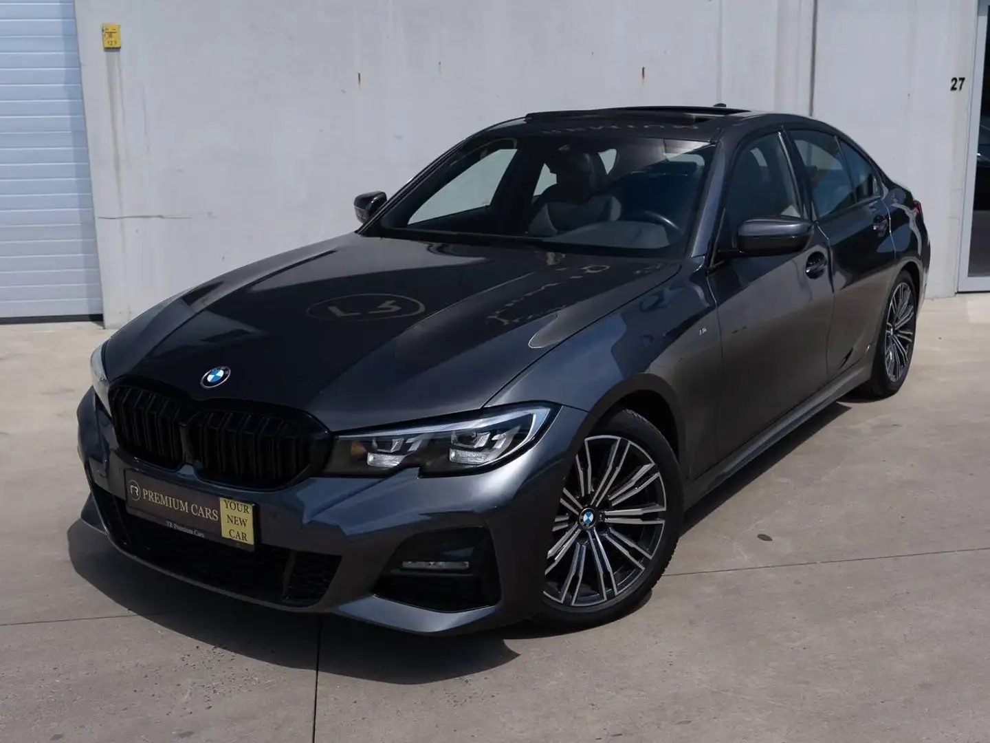 BMW 318 I l M-Pack l Sunroof l Camera l Electric Seats l Memory l Carplay l Keyless l Trekhaak
