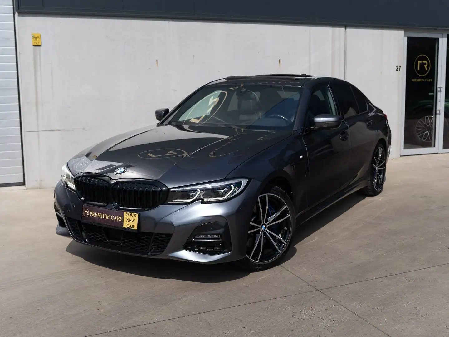 BMW 330 e l PHEV l M-Pack l Sunroof l H/K l Shadow l Heated Seats l Adaptive l Keyless l Head-Up
