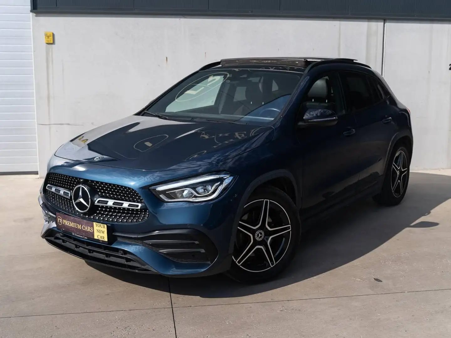 Mercedes-Benz GLA 180 AMG Line l Pano l Sunroof l Camera l Carplay l Night Pack
